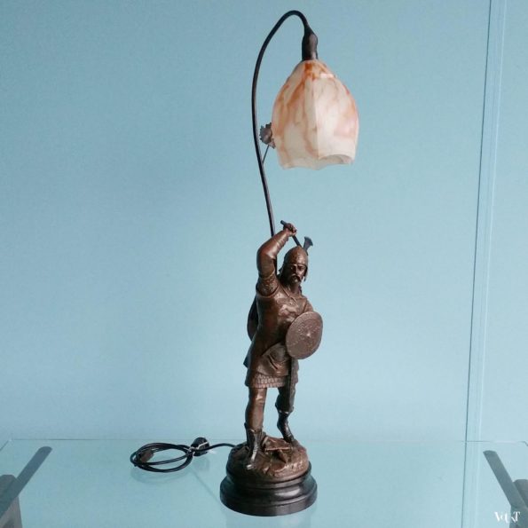 Lamp beeld strijder met bijl en schild, Emile Bruchon, Frankrijk, eind 19e eeuw