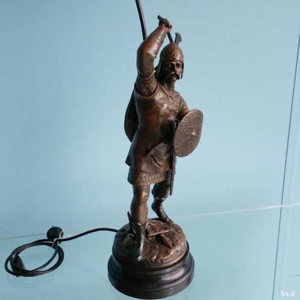 Lamp beeld strijder met bijl en schild, Emile Bruchon, Frankrijk, eind 19e eeuw
