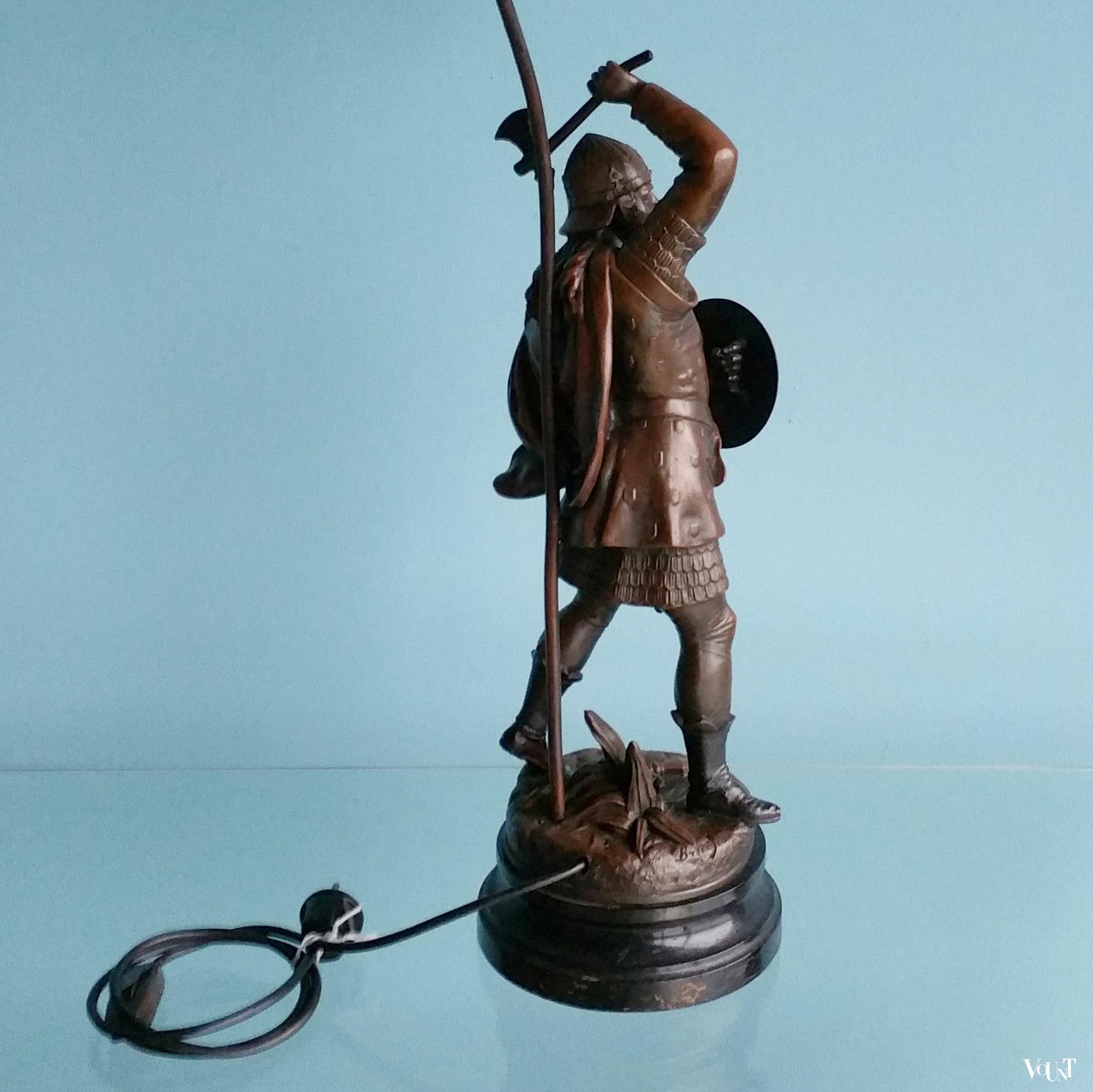 Lamp beeld strijder met bijl en schild, Emile Bruchon, Frankrijk, eind 19e eeuw