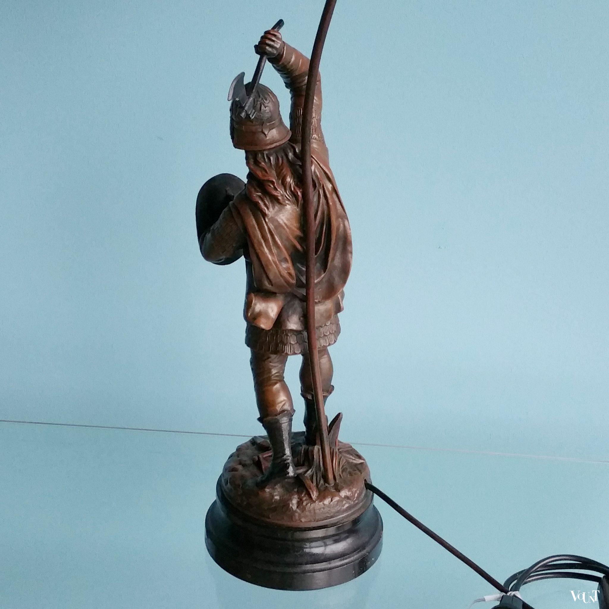 Lamp beeld strijder met bijl en schild, Emile Bruchon, Frankrijk, eind 19e eeuw