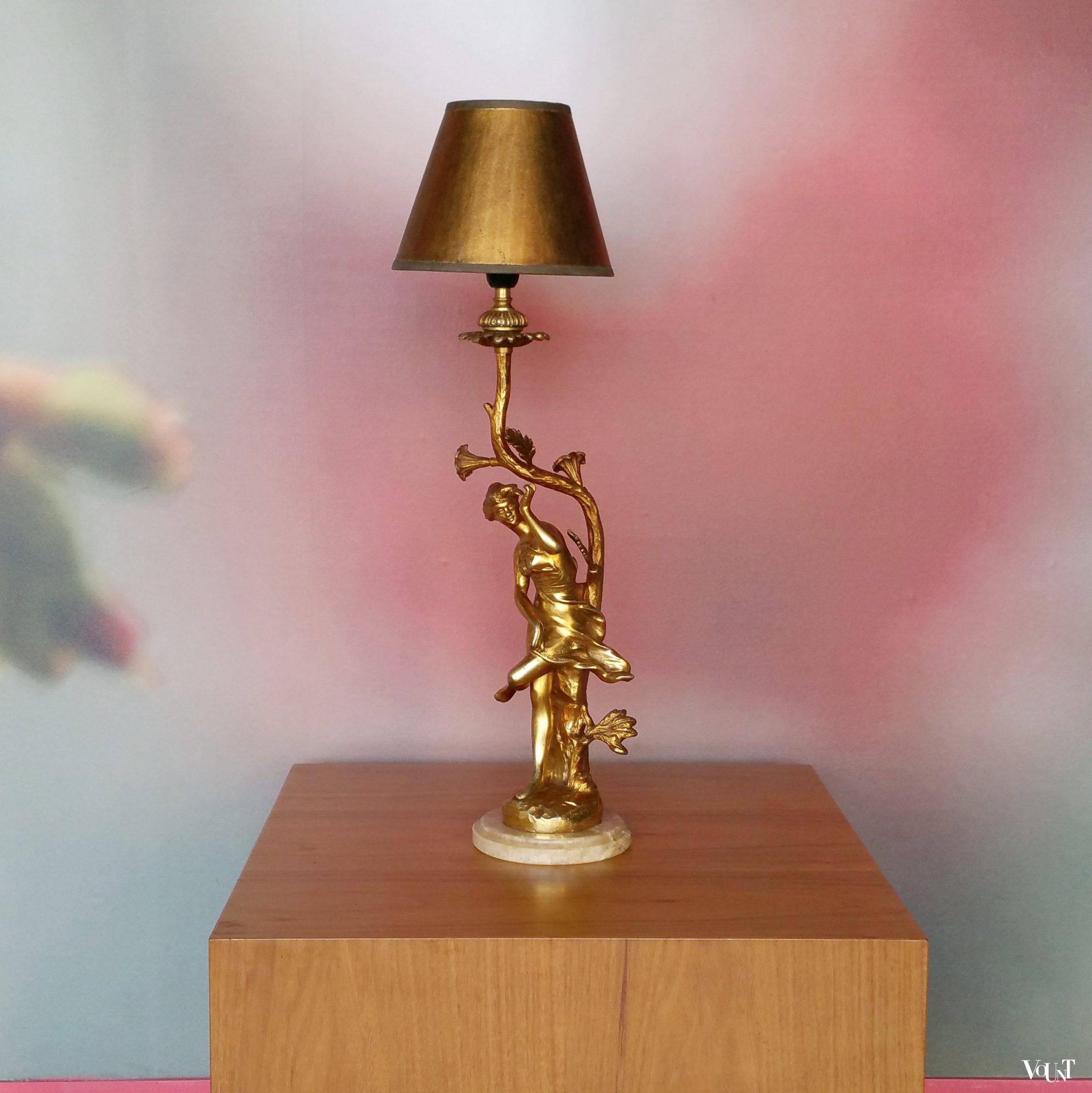 Neoklassieke “gouden” tafellamp met marmeren voet