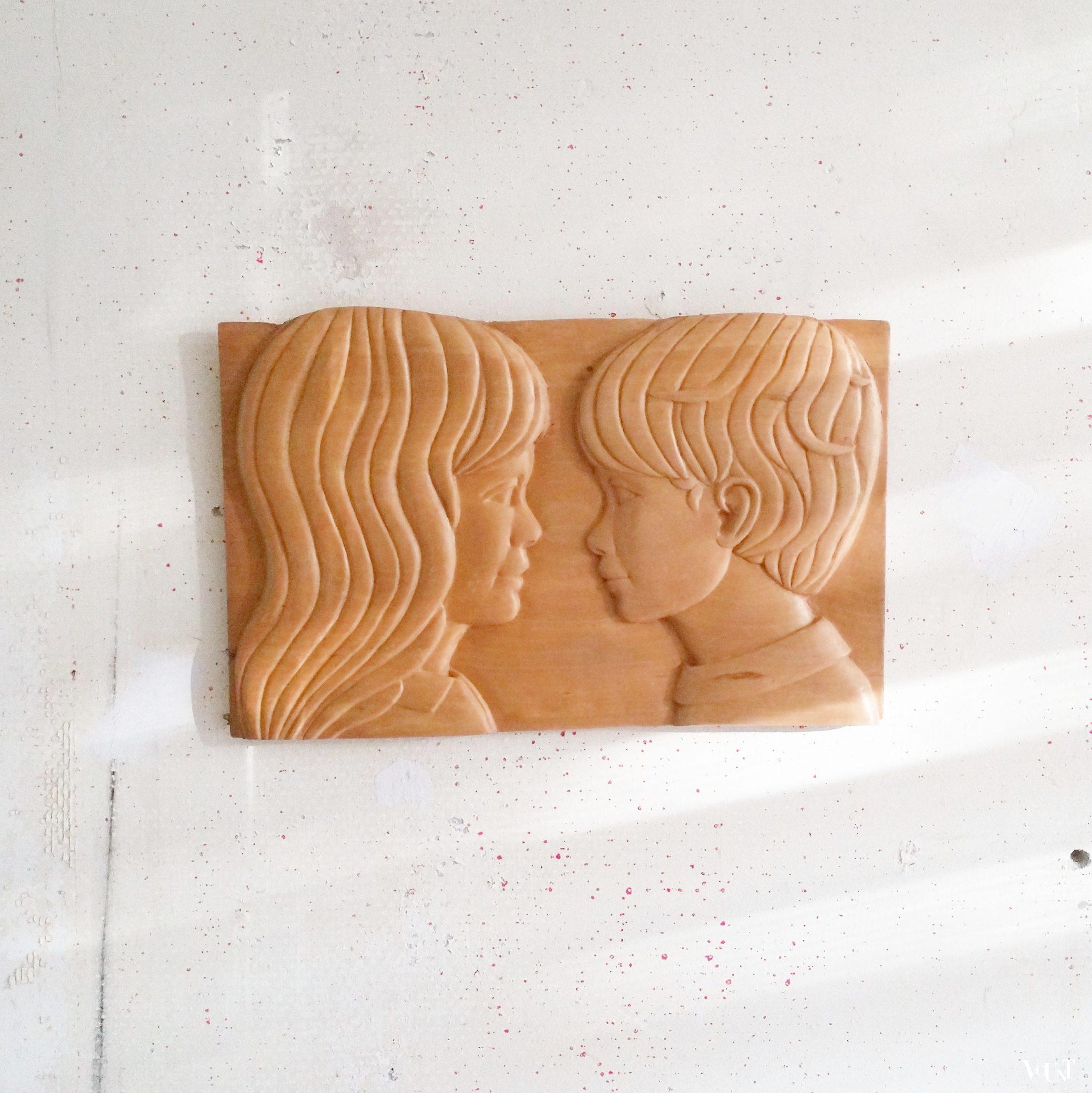 Houten reliëfportret jongen en meisje, jaren '60