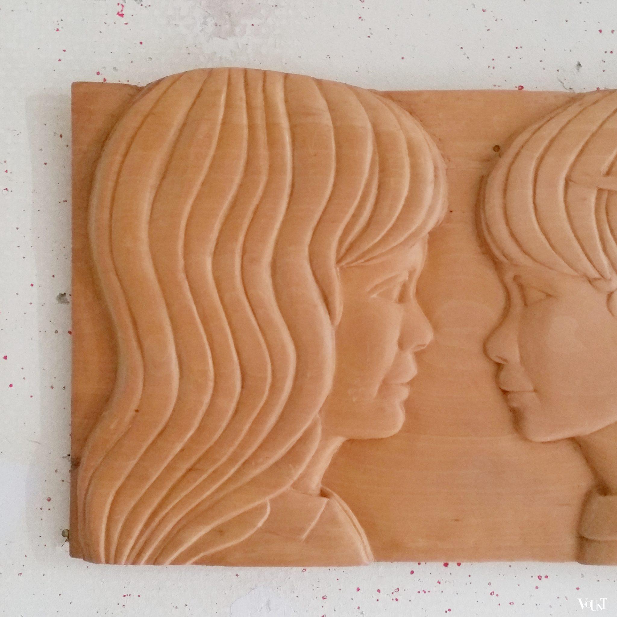 Houten reliëfportret jongen en meisje, jaren '60