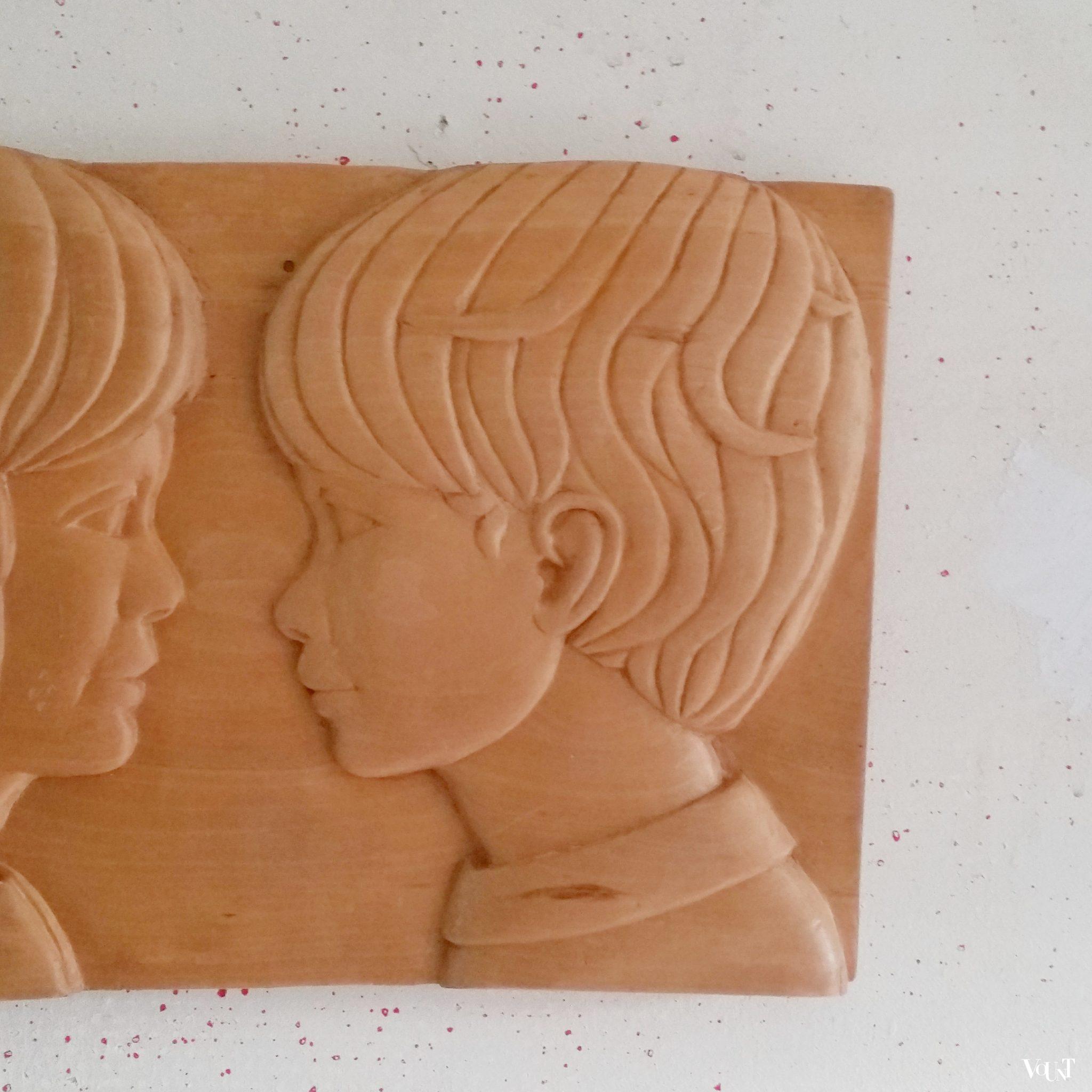 Houten reliëfportret jongen en meisje, jaren '60
