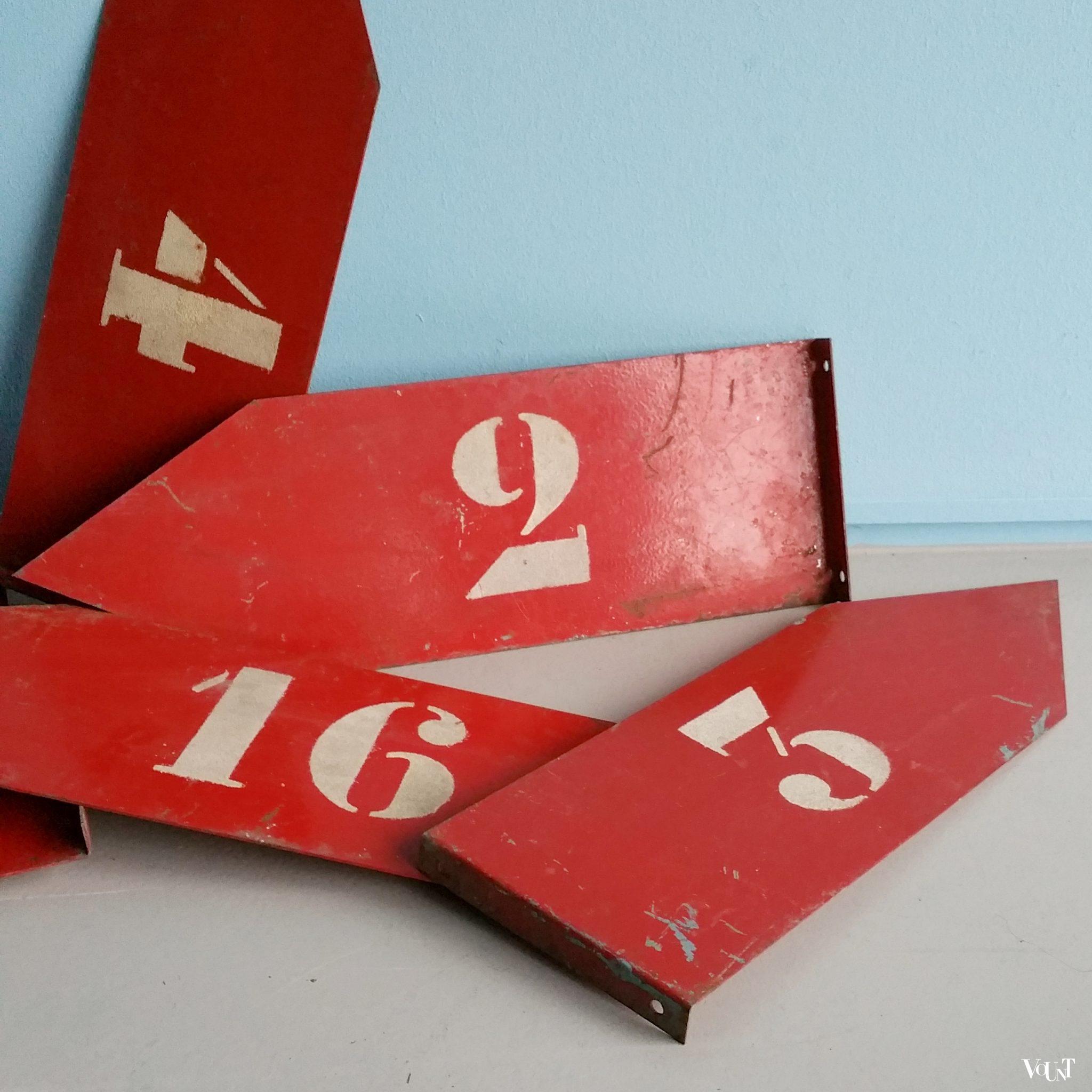 Vintage Franse industriële metalen bordjes met nummers