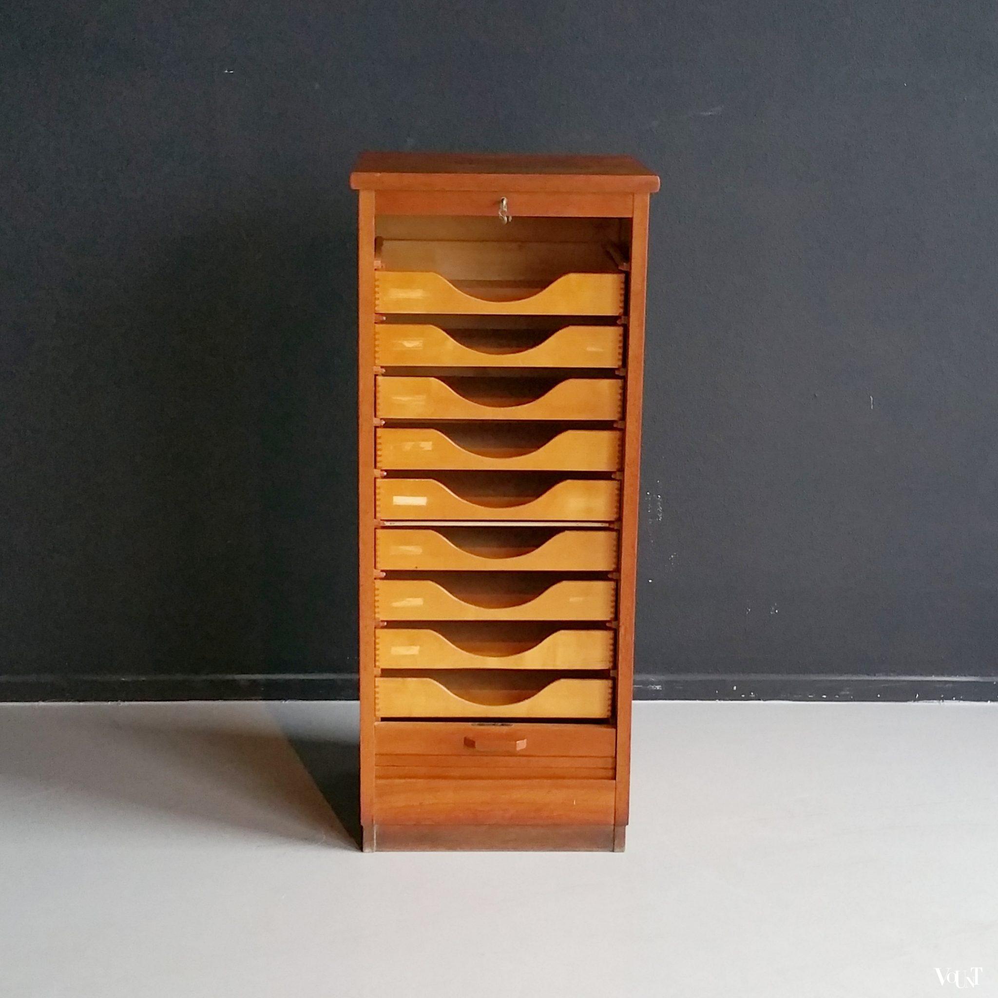 Eikenhouten roffeldeurkast met lades, jaren '50