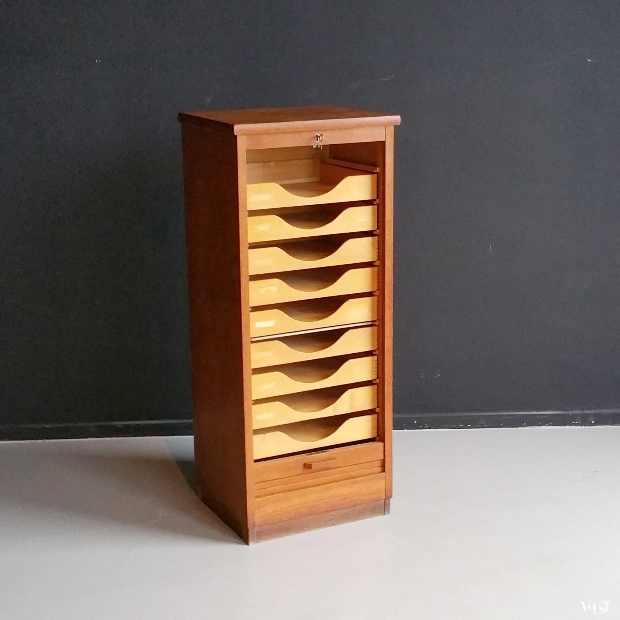 Eikenhouten roffeldeurkast met lades, jaren '50