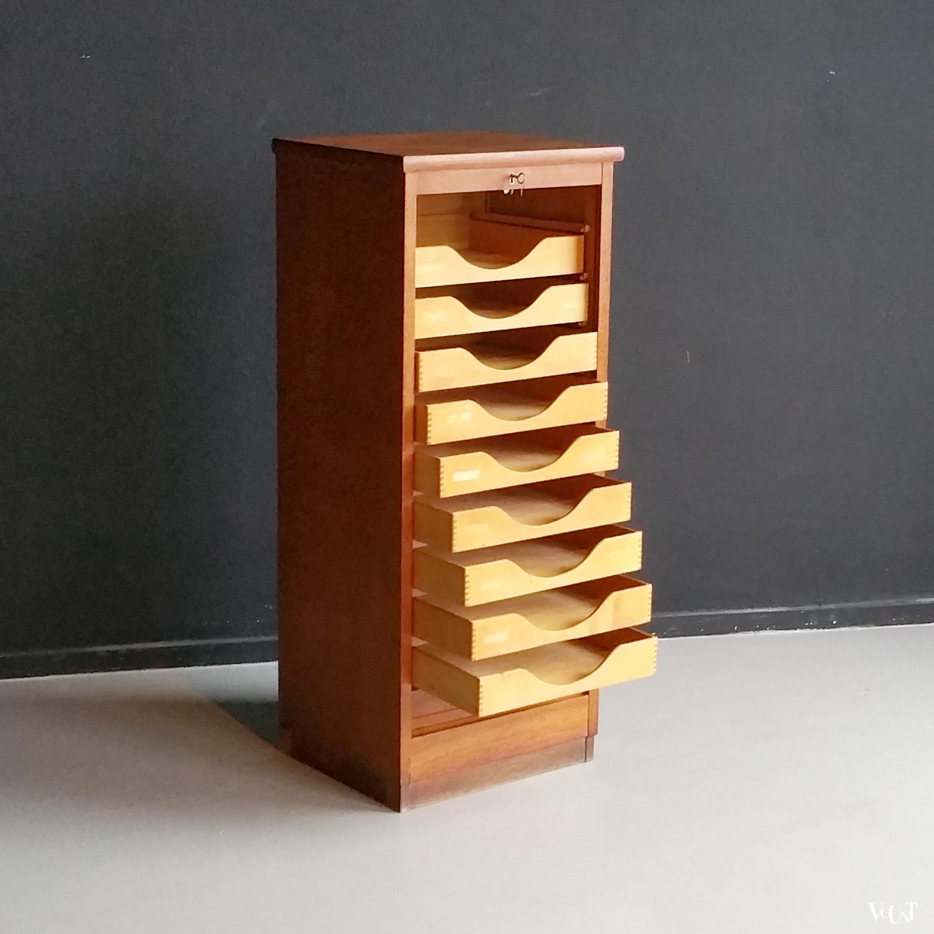 Eikenhouten roffeldeurkast met lades, jaren '50