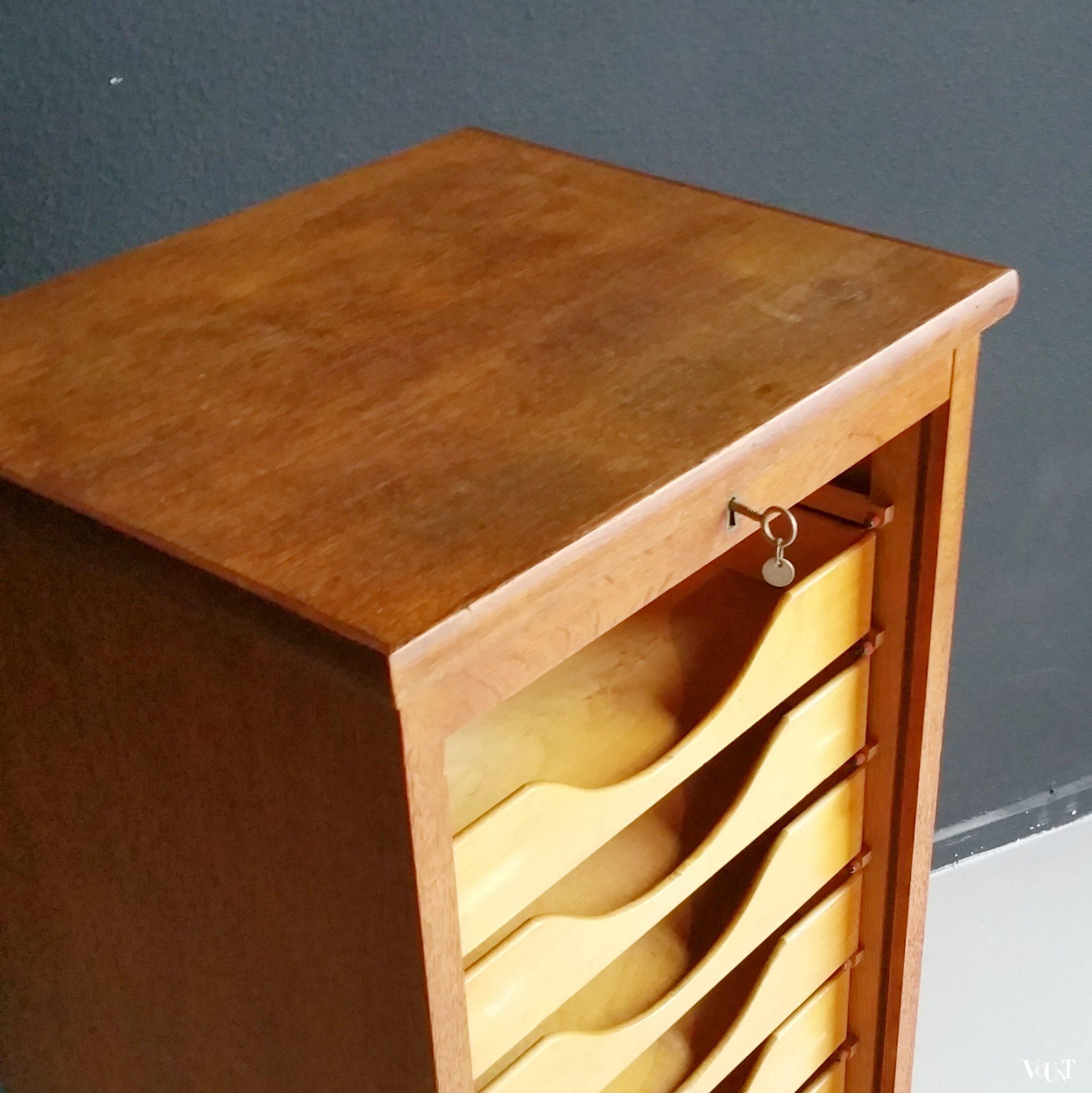 Eikenhouten roffeldeurkast met lades, jaren '50