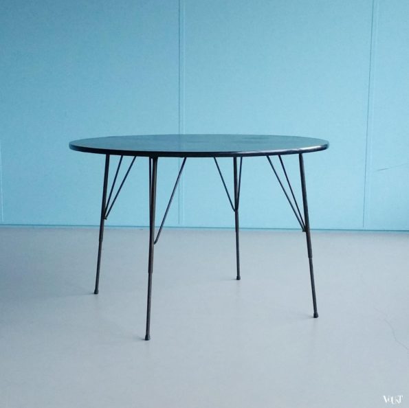 Verstelbare salon-/eettafel met zwart linoleum tafelblad, Rudolf Wolf voor Elsrijk, 1957