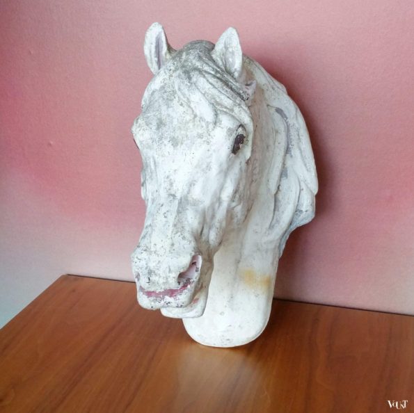 Oud betonnen paardenhoofd