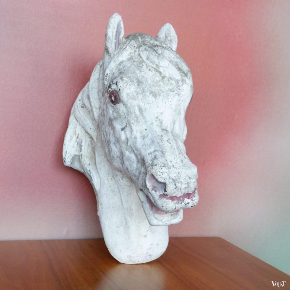 Oud betonnen paardenhoofd
