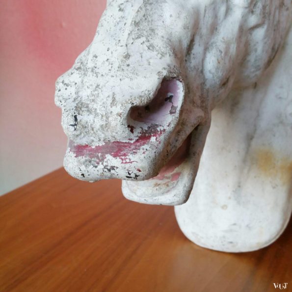 Oud betonnen paardenhoofd