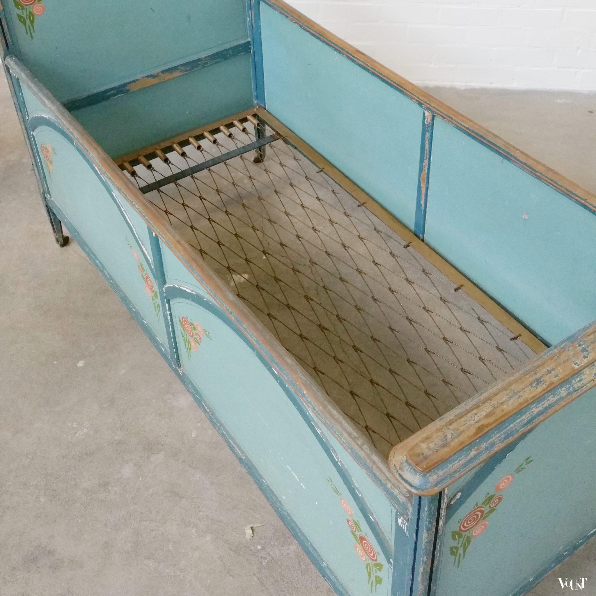 Houten kinderbed jaren '20/'30