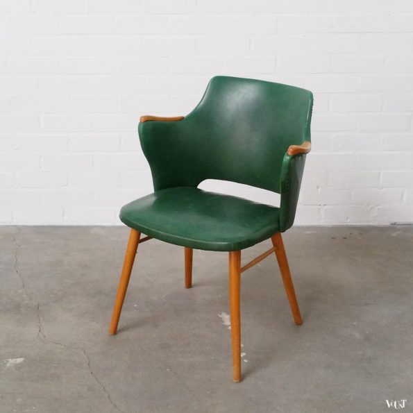 Stoel met groene skai bekleding en houten armleggers, jaren ‘50