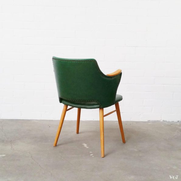 Stoel met groene skai bekleding en houten armleggers, jaren ‘50