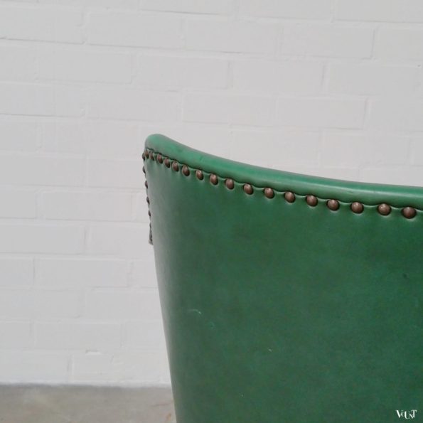 Stoel met groene skai bekleding en houten armleggers, jaren ‘50