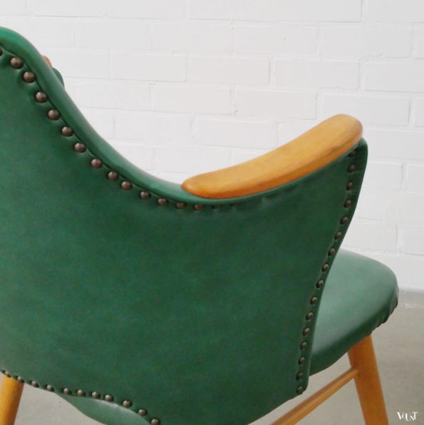 Stoel met groene skai bekleding en houten armleggers, jaren ‘50