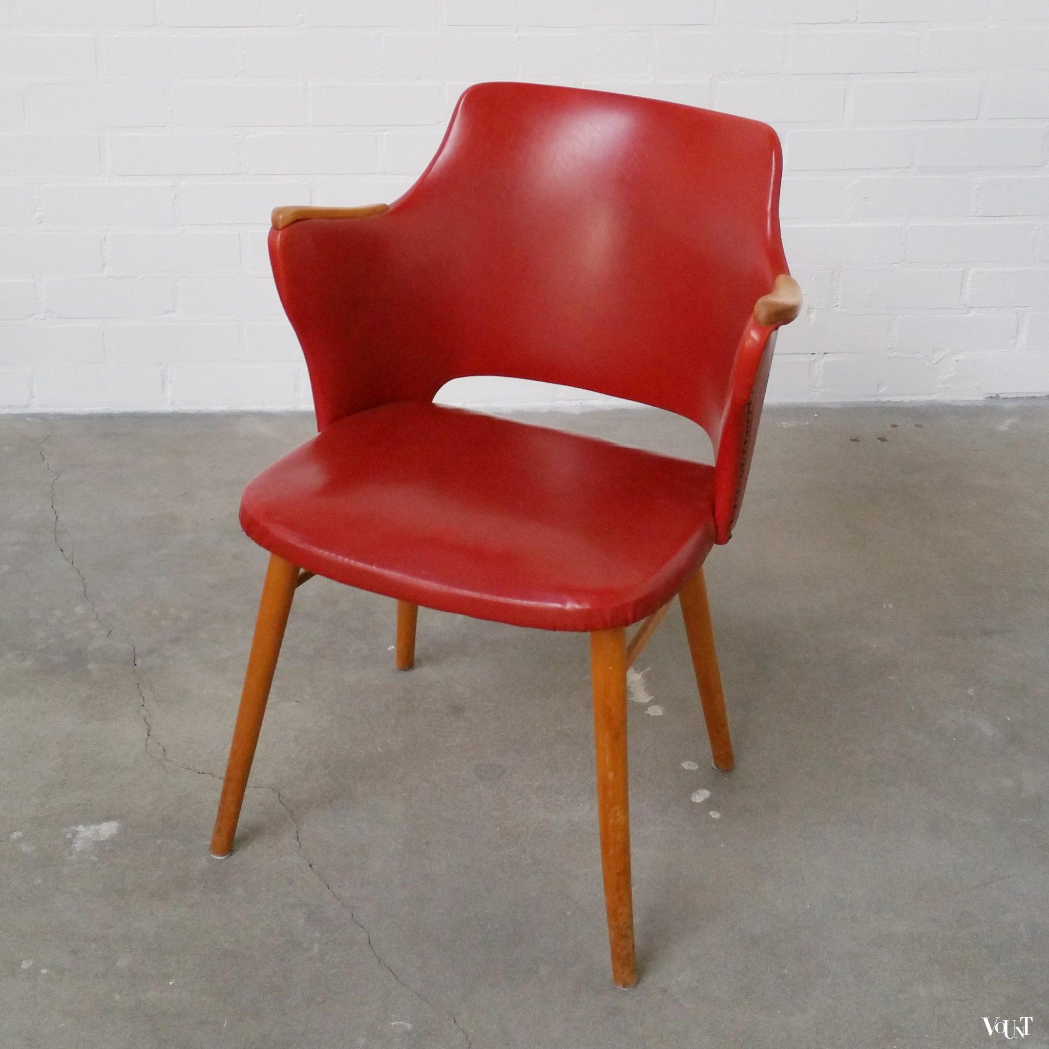 Stoel met rode skai bekleding en houten armleggers, jaren ‘50