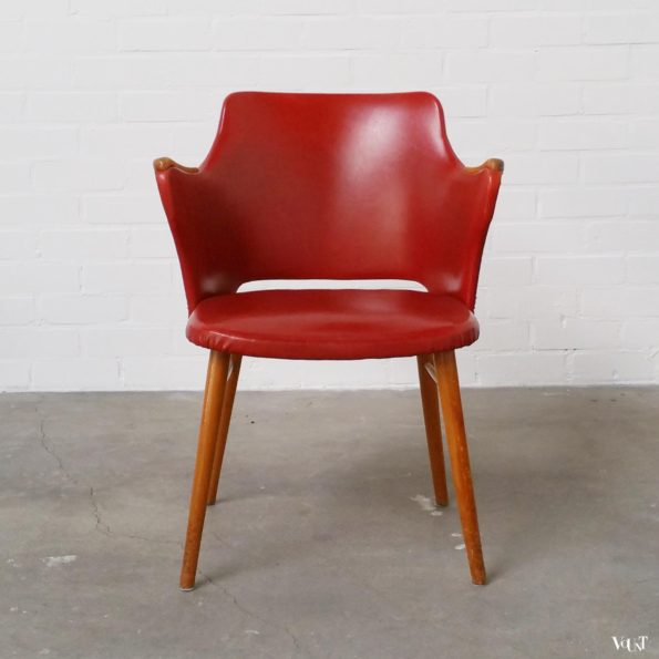 Stoel met rode skai bekleding en houten armleggers, jaren ‘50