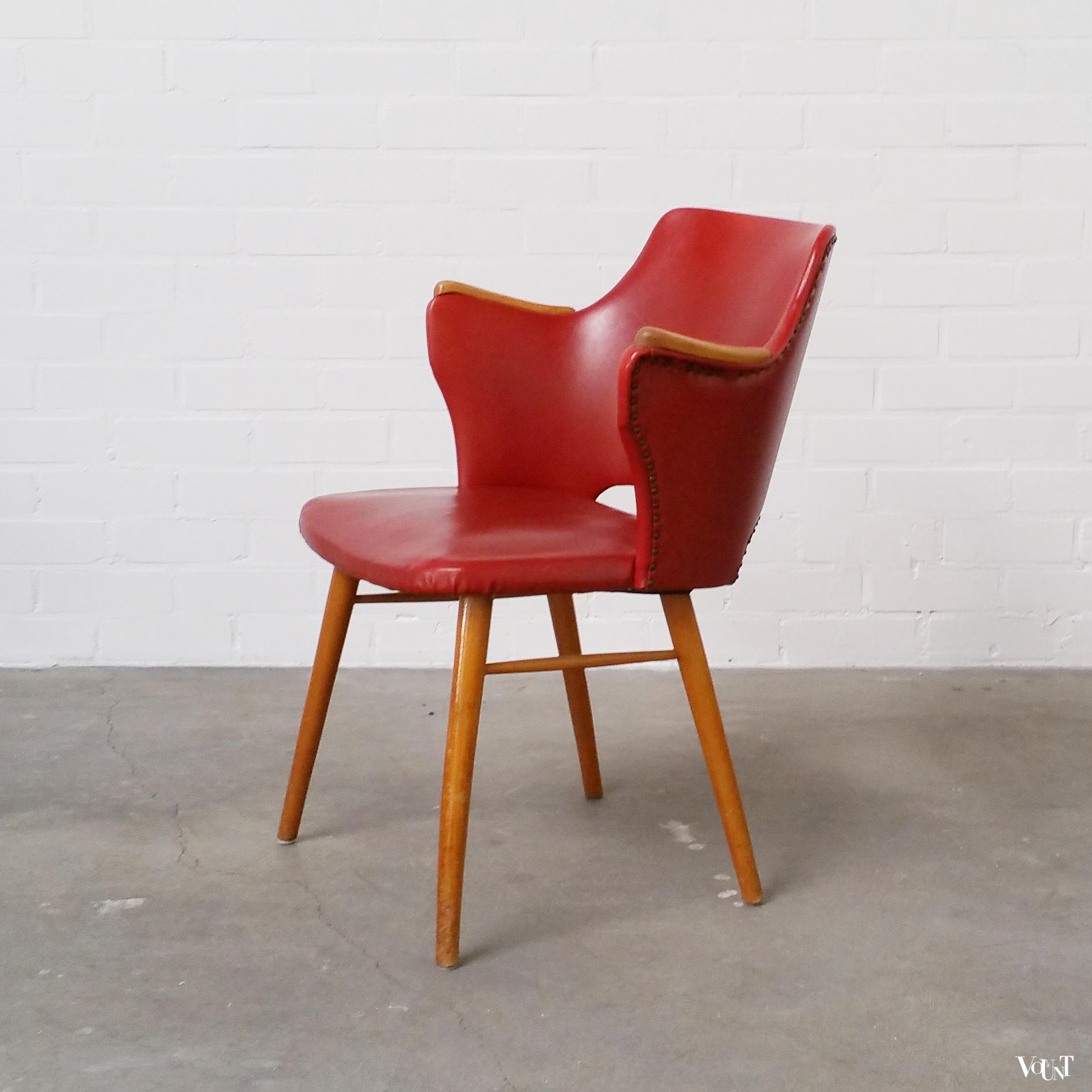 Stoel met rode skai bekleding en houten armleggers, jaren ‘50