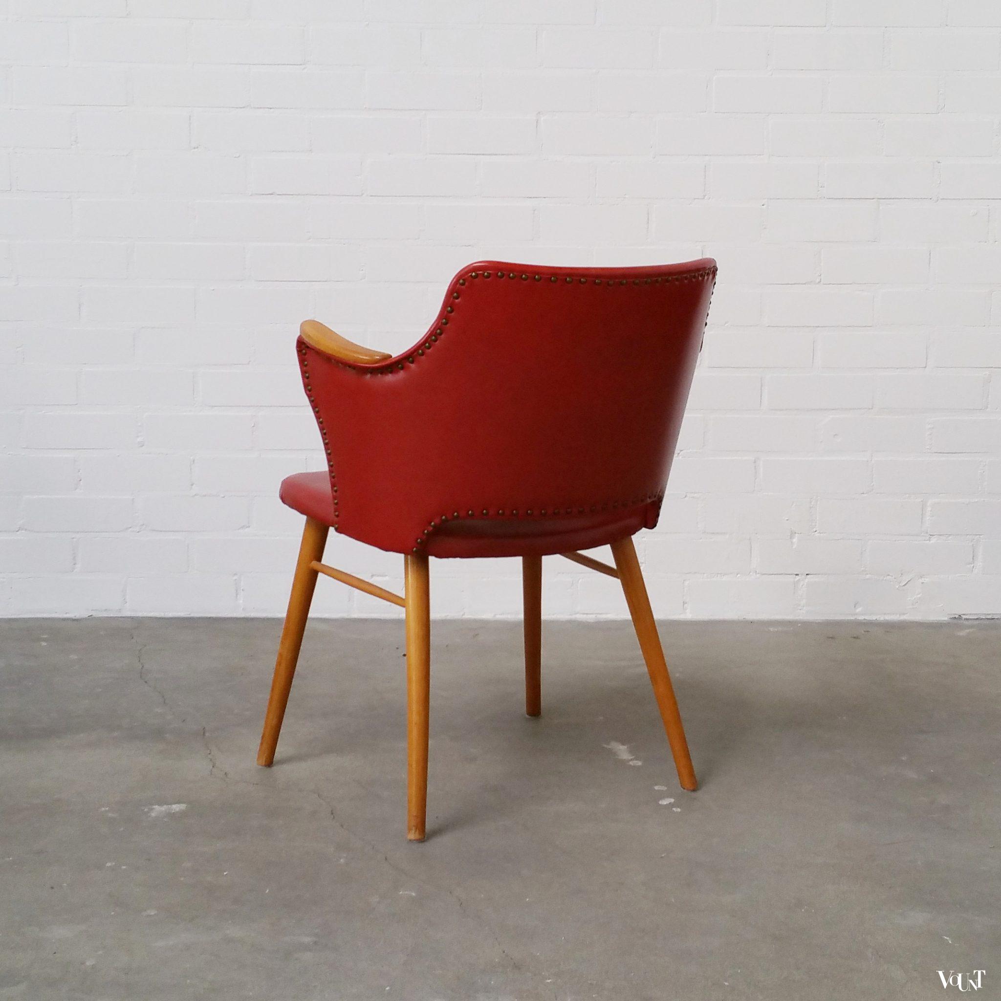 Stoel met rode skai bekleding en houten armleggers, jaren ‘50