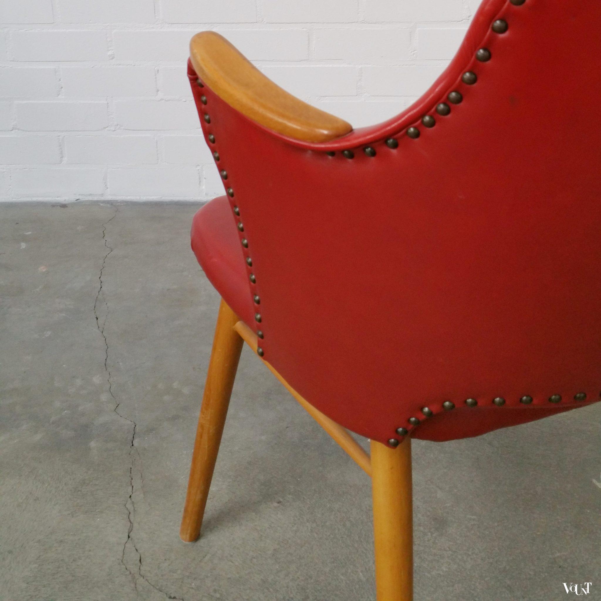 Stoel met rode skai bekleding en houten armleggers, jaren ‘50