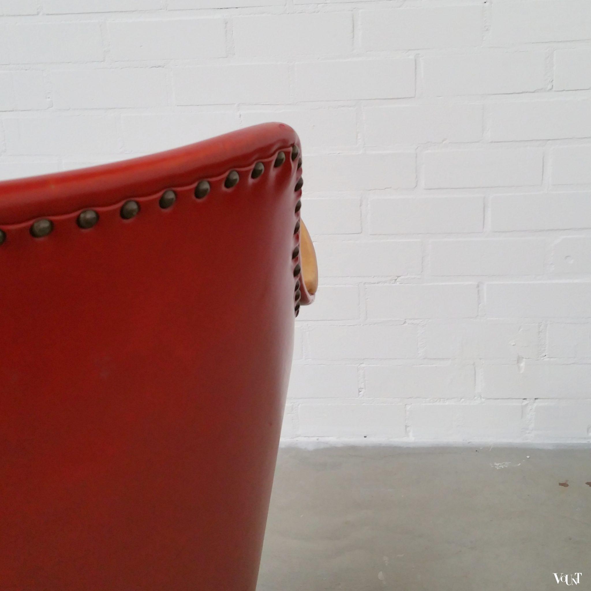 Stoel met rode skai bekleding en houten armleggers, jaren ‘50