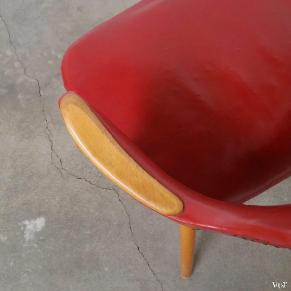 Stoel met rode skai bekleding en houten armleggers, jaren ‘50