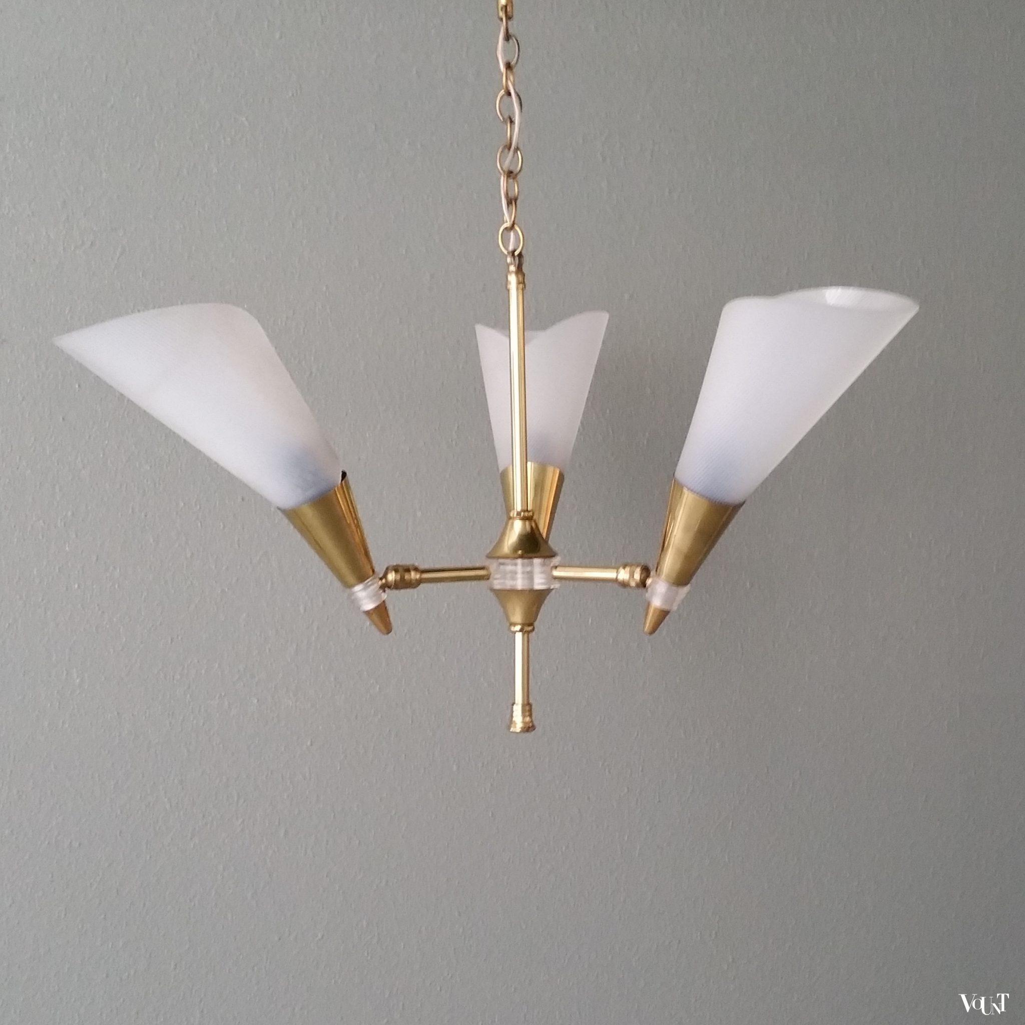 Franse jaren '50 messing hanglamp met kunststofkapjes