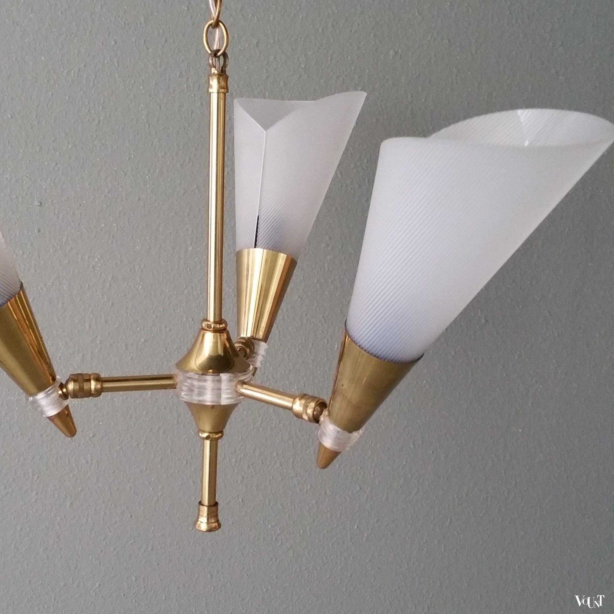 Franse jaren '50 messing hanglamp met kunststofkapjes