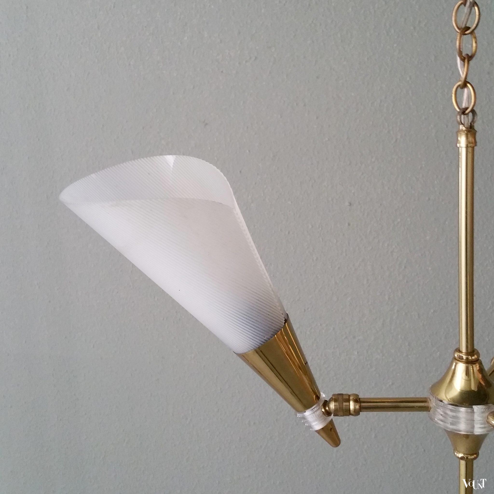 Franse jaren '50 messing hanglamp met kunststofkapjes