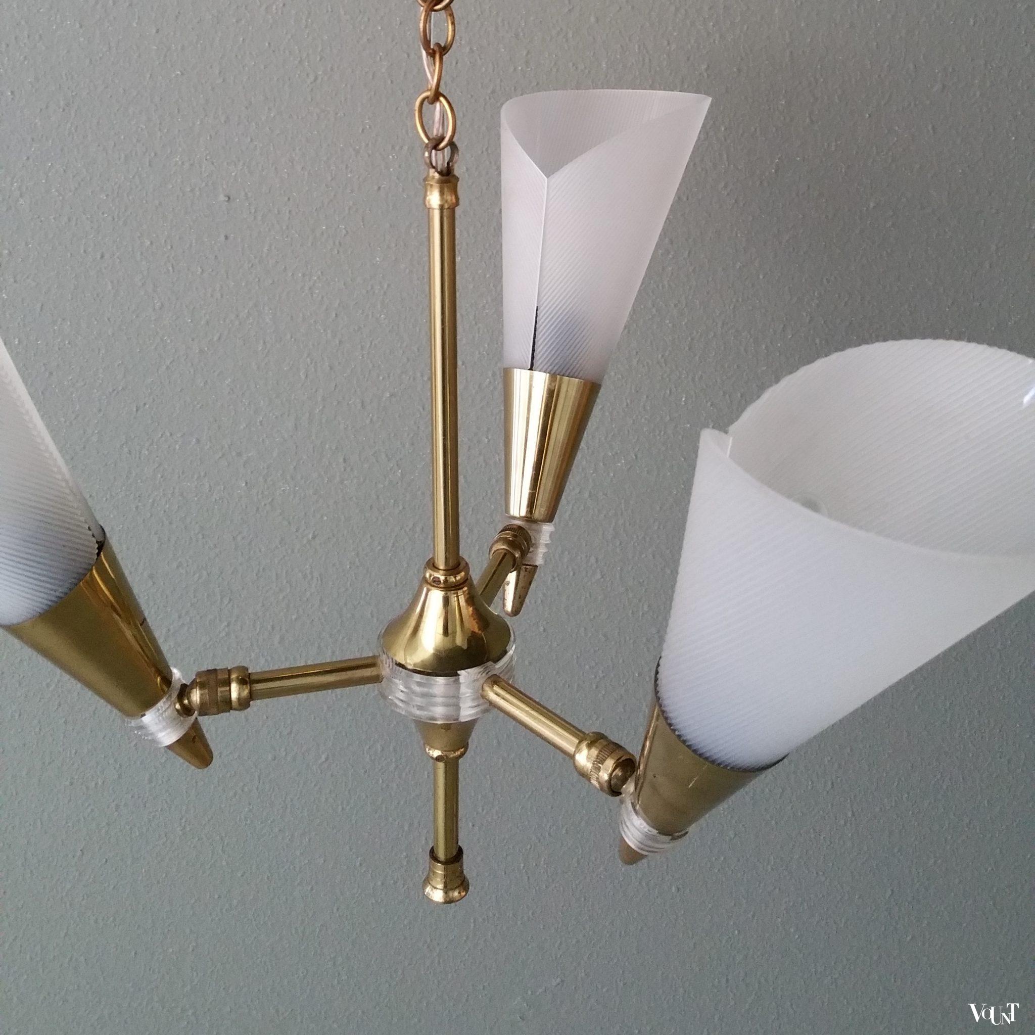 Franse jaren '50 messing hanglamp met kunststofkapjes