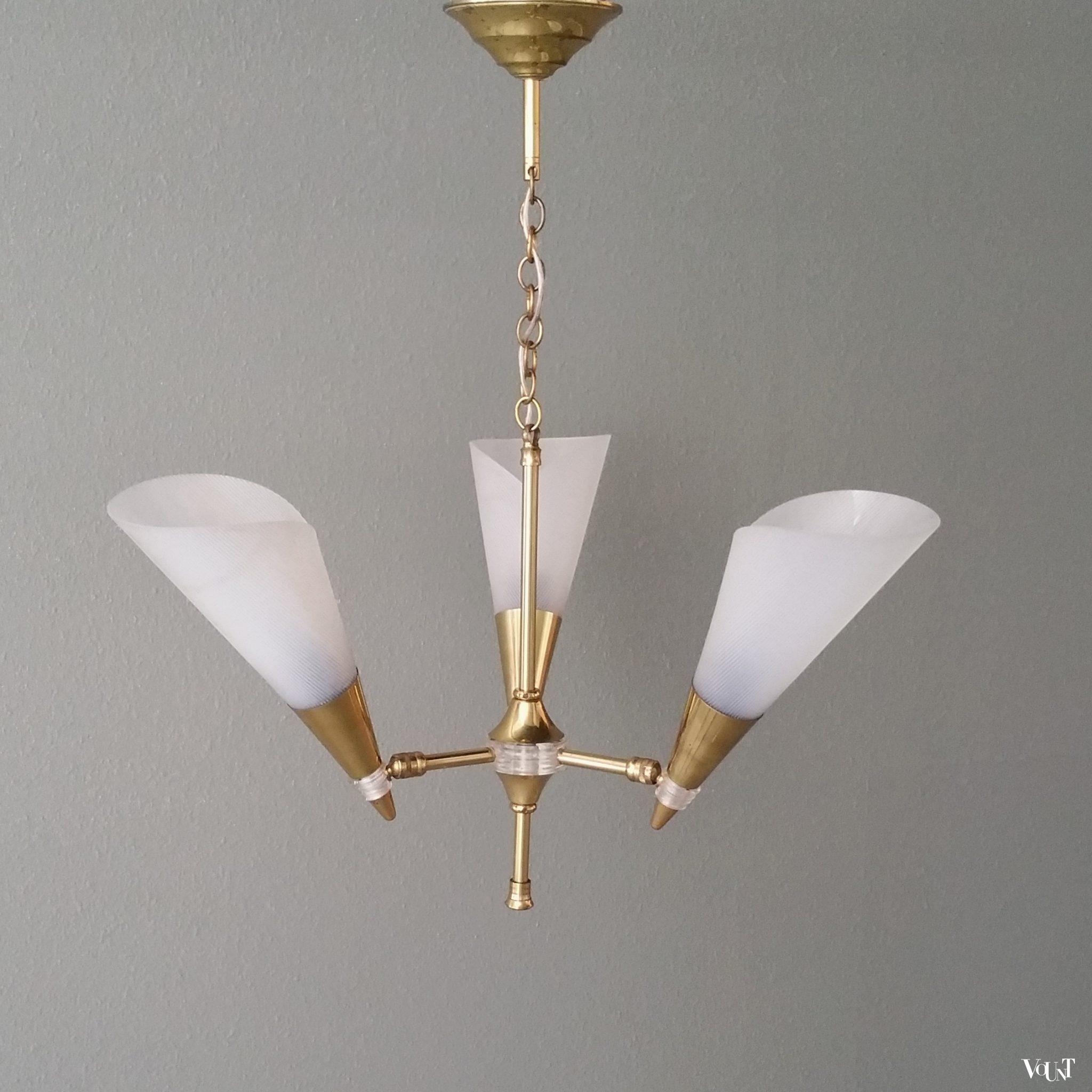 Franse jaren '50 messing hanglamp met kunststofkapjes