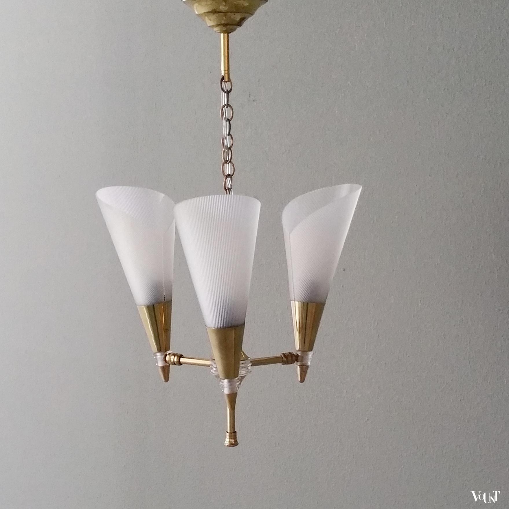 Franse jaren '50 messing hanglamp met kunststofkapjes