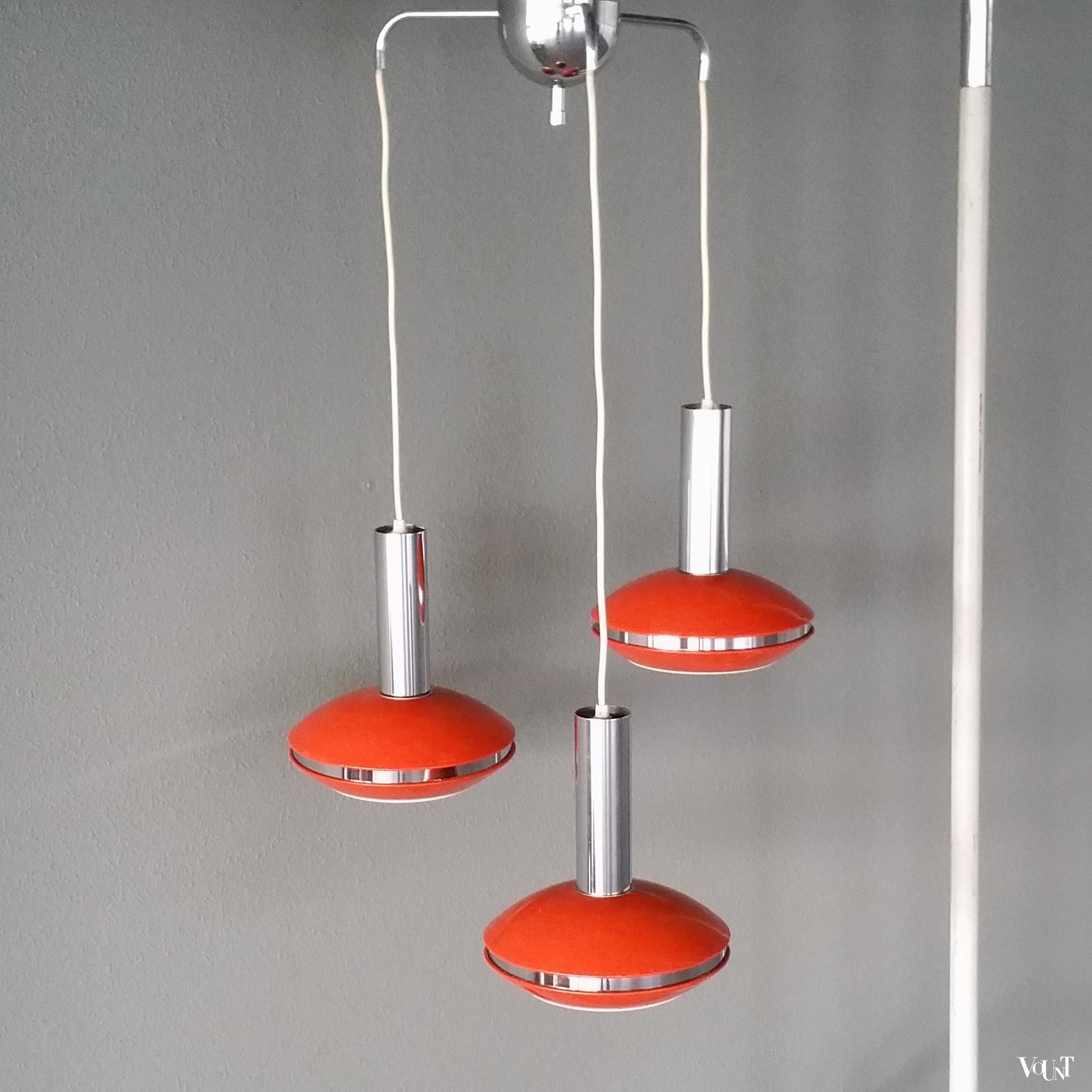 Jaren '60 space age hanglamp met 3 oranje kappen