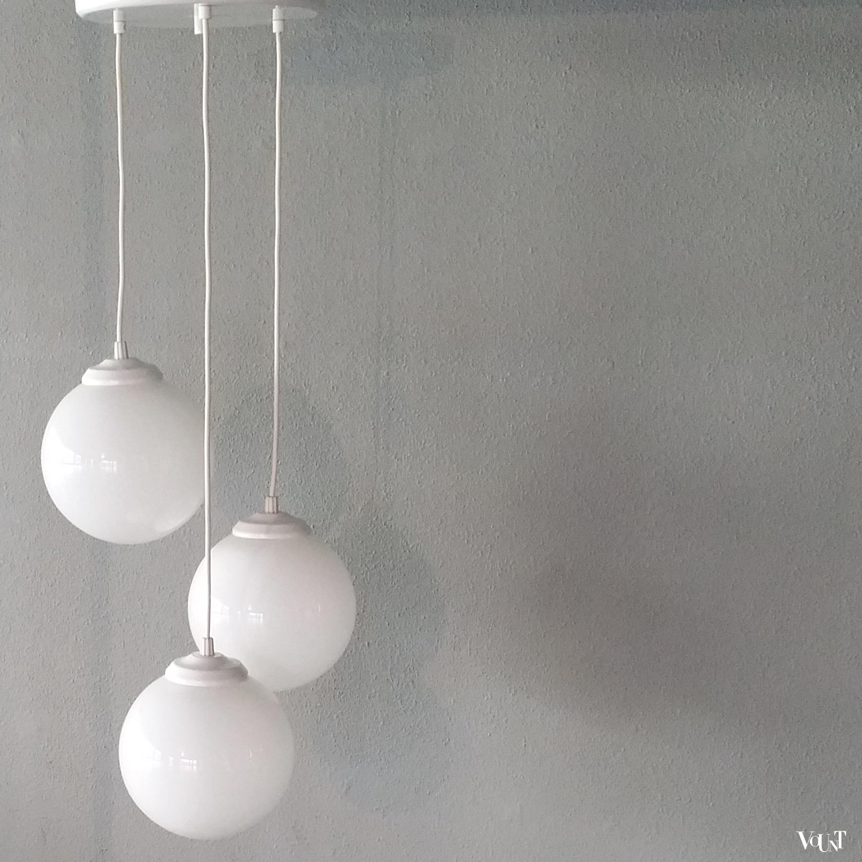 Jaren '60 hanglamp met 3 opaline glazen bollen
