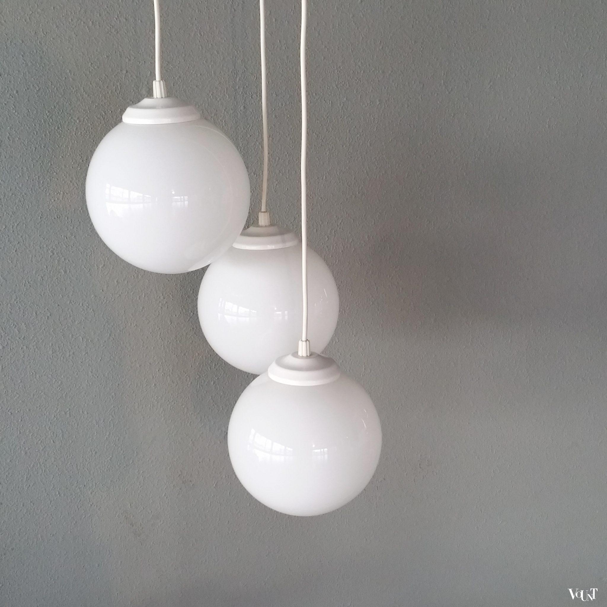 Jaren '60 hanglamp met 3 opaline glazen bollen