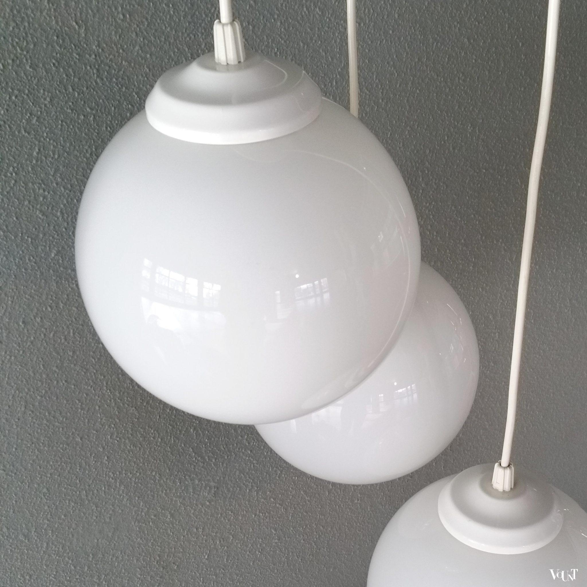Jaren '60 hanglamp met 3 opaline glazen bollen