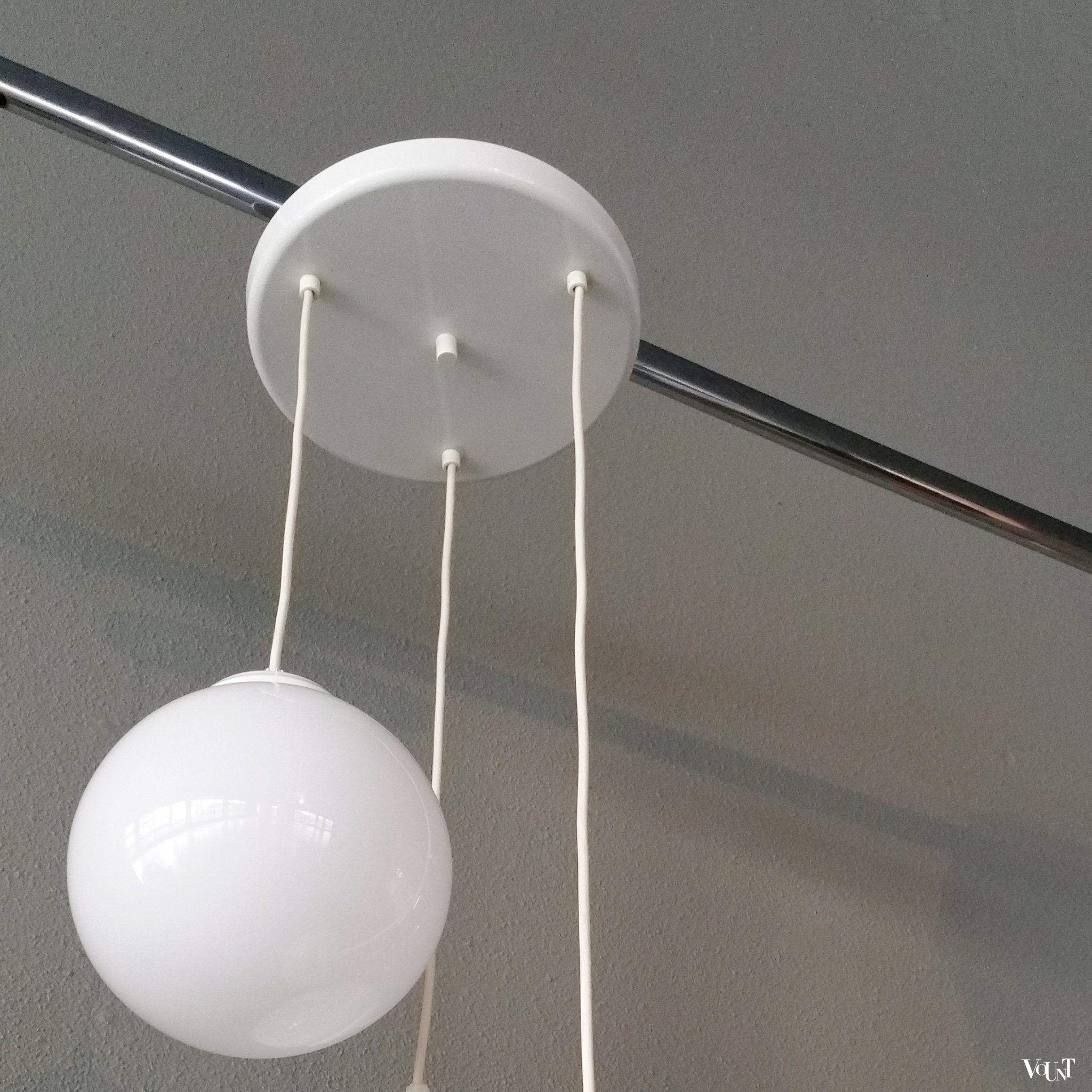 Jaren '60 hanglamp met 3 opaline glazen bollen