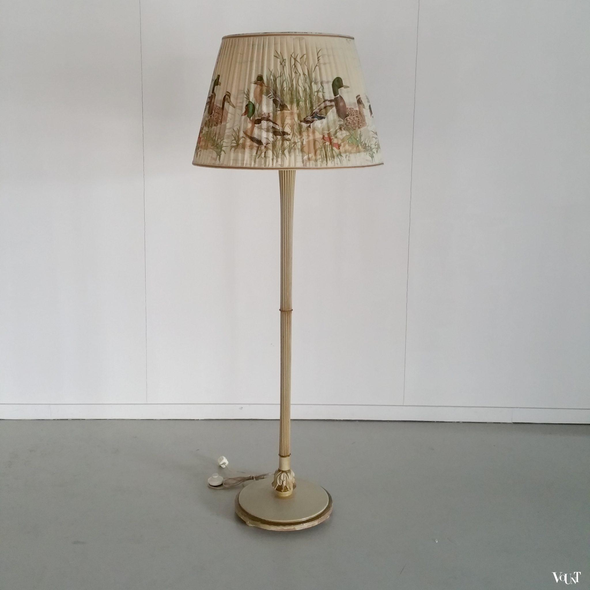 Houten vloerlamp met grote kap met eenden, jaren '60