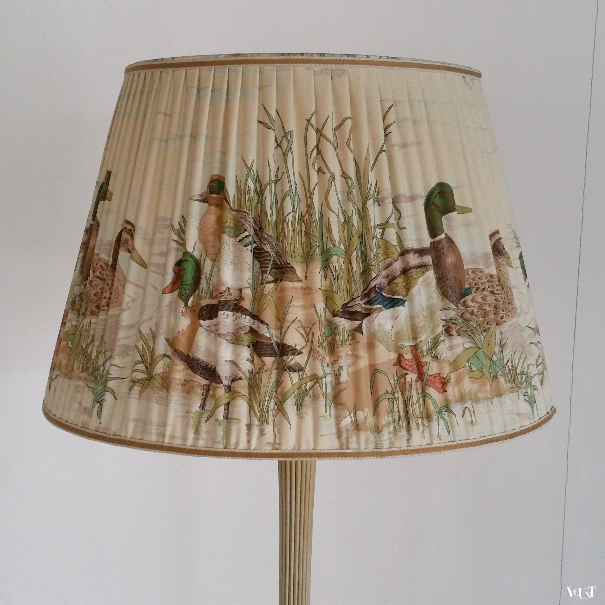 Houten vloerlamp met grote kap met eenden, jaren '60
