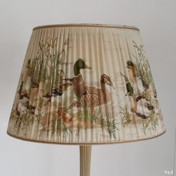 Houten vloerlamp met grote kap met eenden, jaren '60