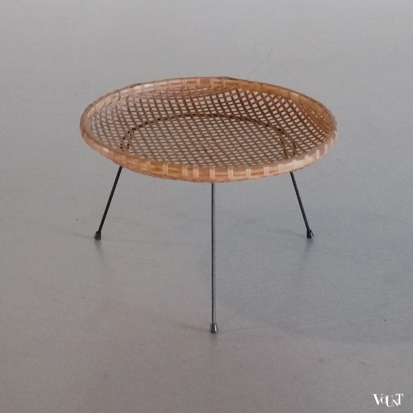 Rotan lectuurmand op zwart metalen frame, Artimeta, jaren '50