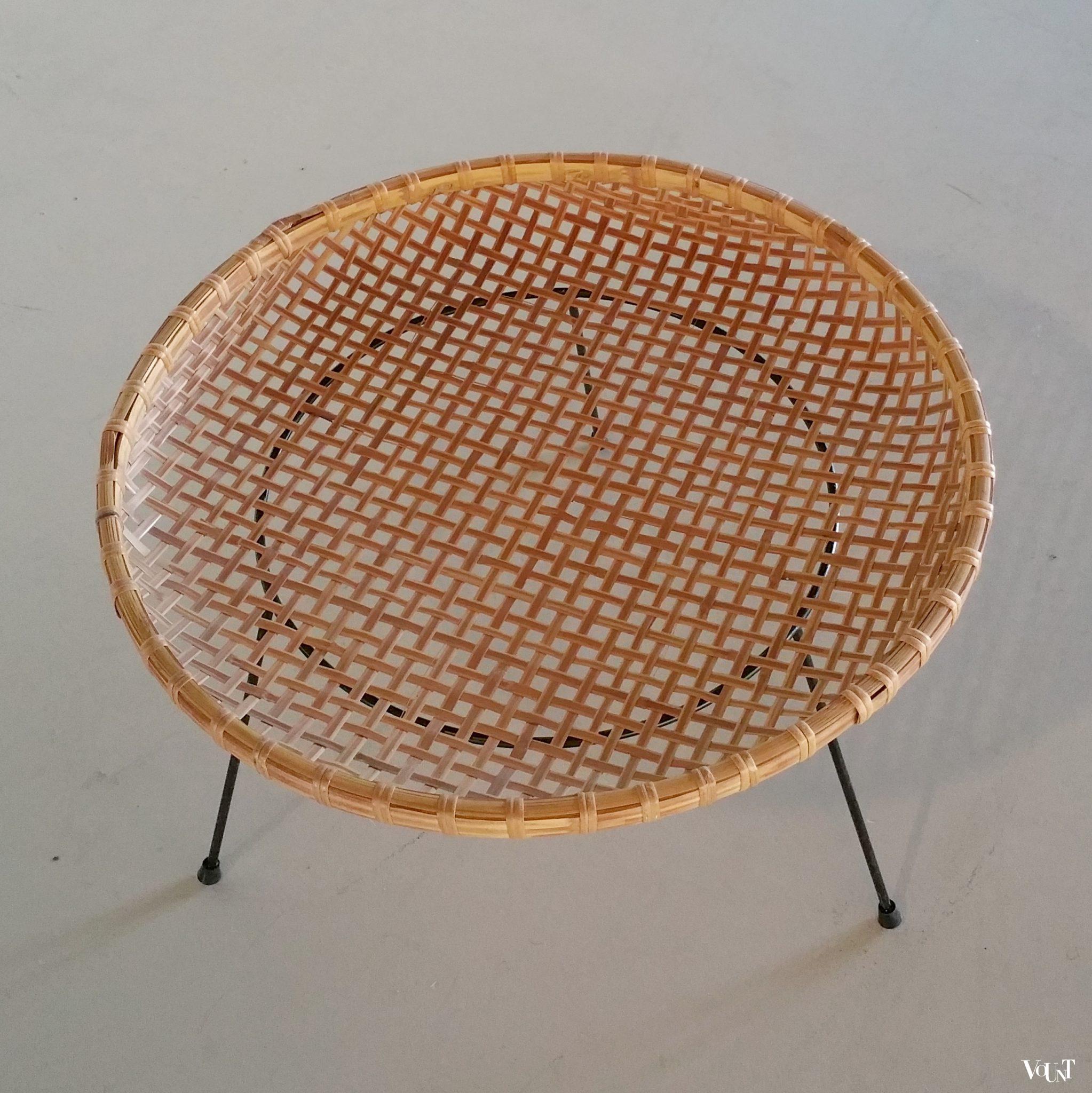 Rotan lectuurmand op zwart metalen frame, Artimeta, jaren '50