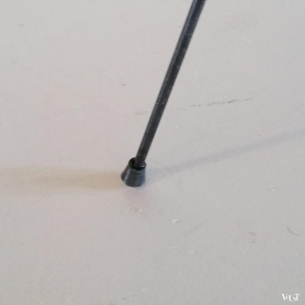 Rotan lectuurmand op zwart metalen frame, Artimeta, jaren '50