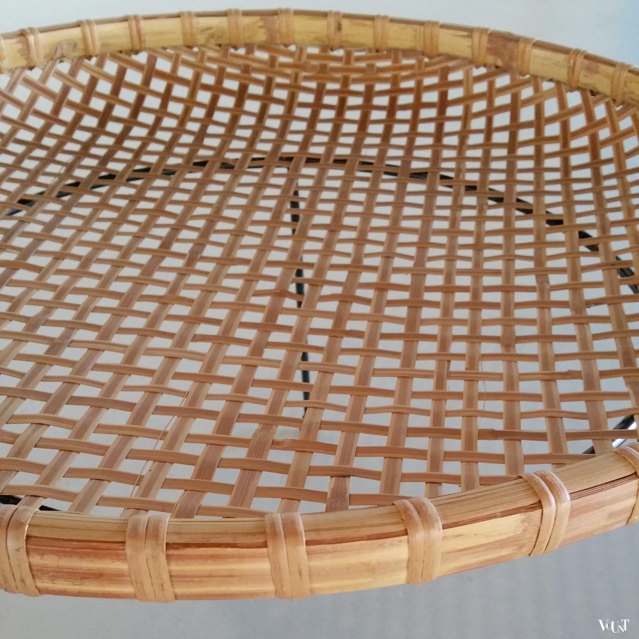 Rotan lectuurmand op zwart metalen frame, Artimeta, jaren '50