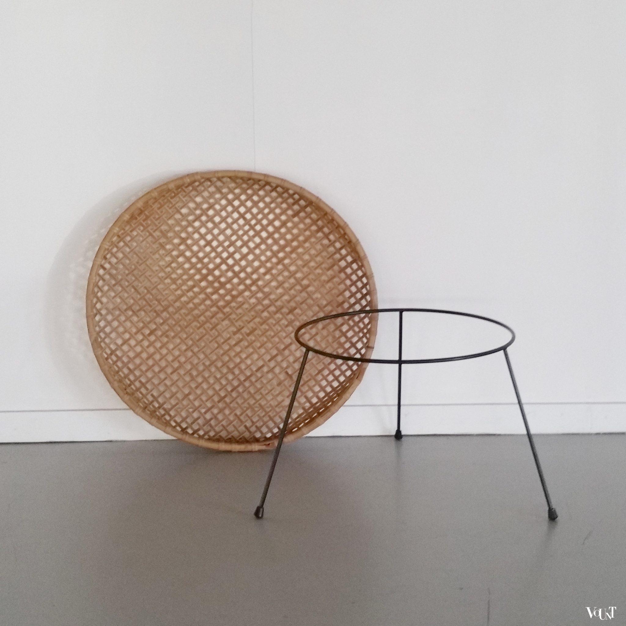 Rotan lectuurmand op zwart metalen frame, Artimeta, jaren '50