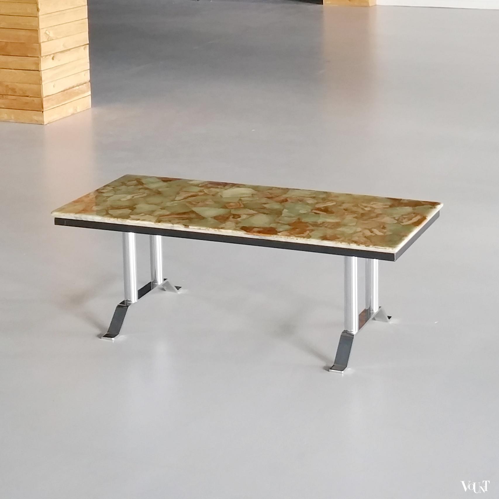 Salontafel met blad van natuursteen in epoxyhars, jaren '60