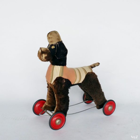 Vintage speelgoedpoedel op wielen